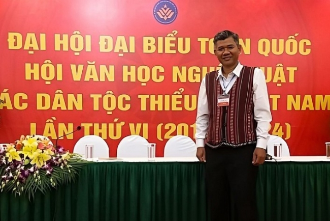 Người thầy tâm huyết phát triển bộ từ điển Việt - Chơ Ro cho đồng bào