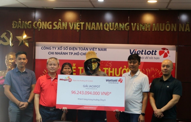 Tài xế xe ôm truyền thống mua nhà cho con cháu sau khi trúng Jackpot 96 tỷ đồng