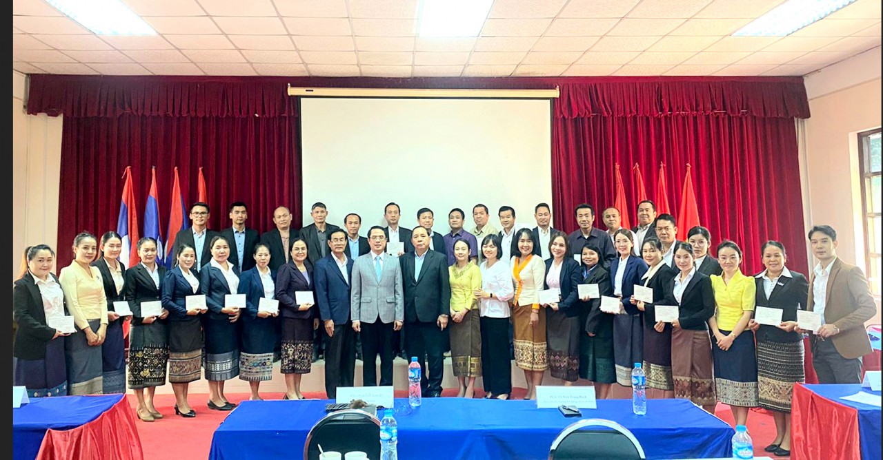 Bế giảng lớp bồi dưỡng kiến thức cho cán bộ Bộ Tài chính Lào