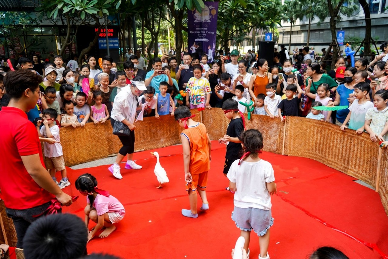 Chùm ảnh: Hạnh phúc trẻ thơ tại những khu đô thị thuận ích Chùm ảnh: Hạnh phúc trẻ thơ tại những khu đô thị thuận ích