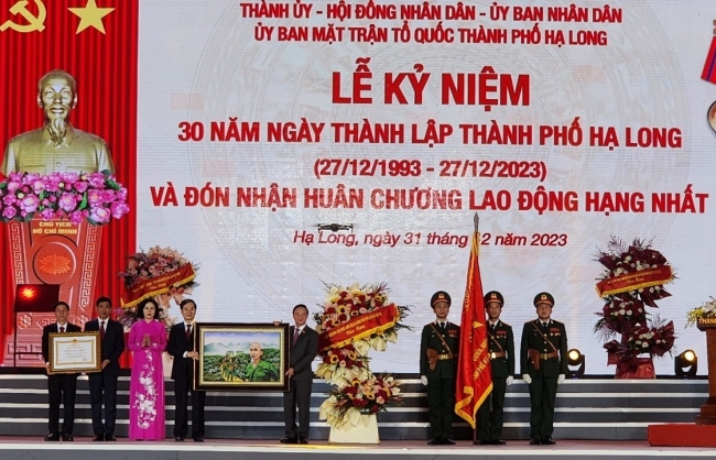 Quảng Ninh: TP. Hạ Long đón nhận Huân chương Lao động hạng Nhất.