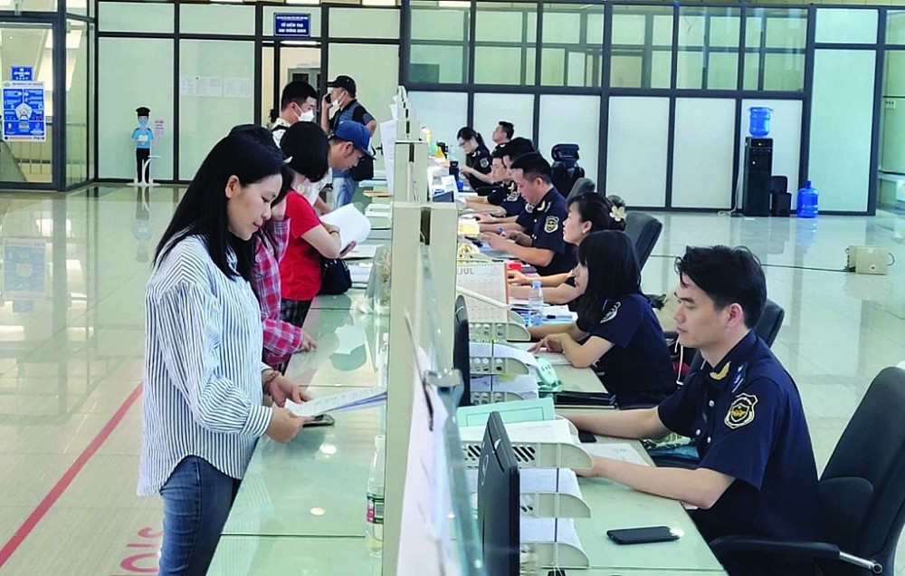 Cán bộ hải quan hỗ trợ doanh nghiệp làm thủ tục tại cửa khẩu Hữu Nghị (Lạng Sơn)