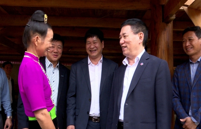 Bộ trưởng Hồ Đức Phớc trao Nhà Đại đoàn kết tại xã Xuân Lao, huyện Mường Ảng, tỉnh Điện Biên