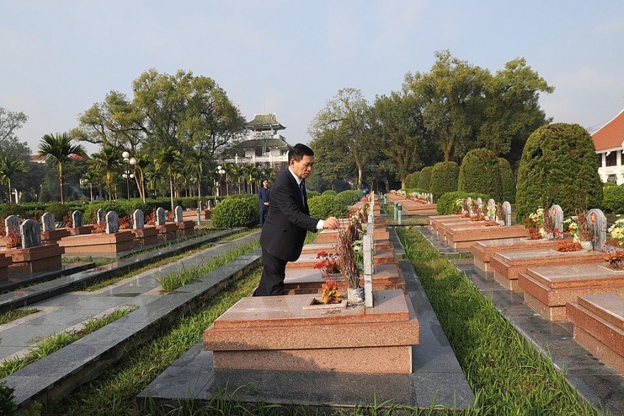 Đoàn công tác Bộ Tài chính dâng hương tưởng nhớ các anh hùng liệt sỹ đã hy sinh tại chiến trường Điện Biên Phủ
