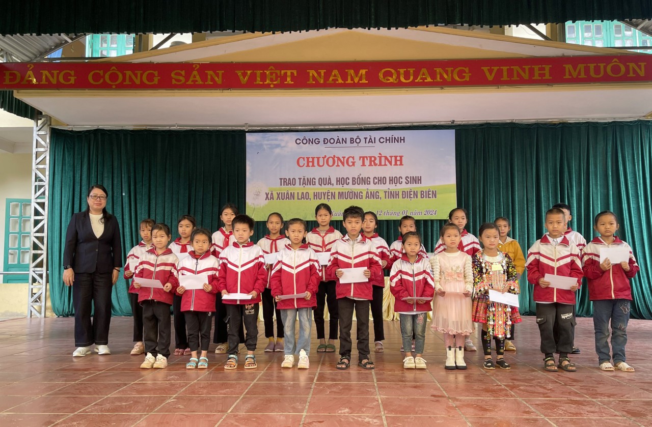 Công đoàn Bộ Tài chính mang xuân ấm áp đến với học sinh Điện Biên