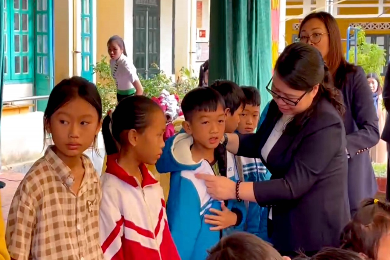 Công đoàn Bộ Tài chính mang xuân ấm áp đến với học sinh nghèo ở Điện Biên
