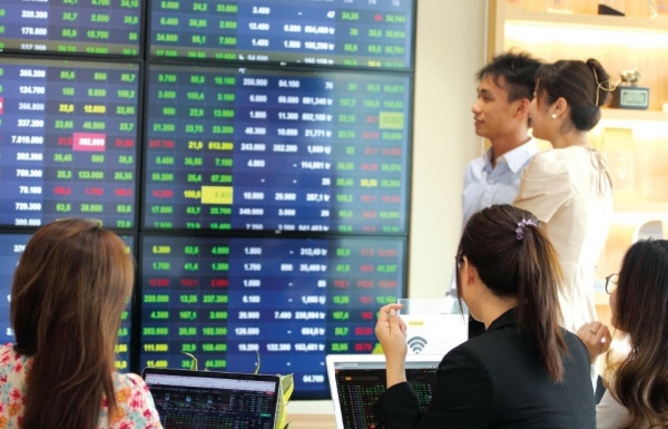 Thị trường chứng khoán: VN-Index kết tuần đi ngang, chờ dòng tiền luân chuyển