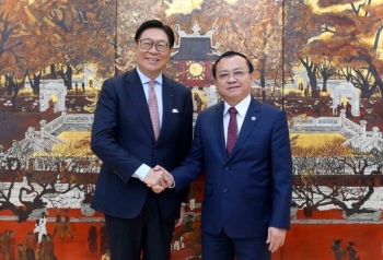 Thứ trưởng Bộ Tài chính Lê Tấn Cận tiếp Chủ tịch Tập đoàn FWD Frederick Ma