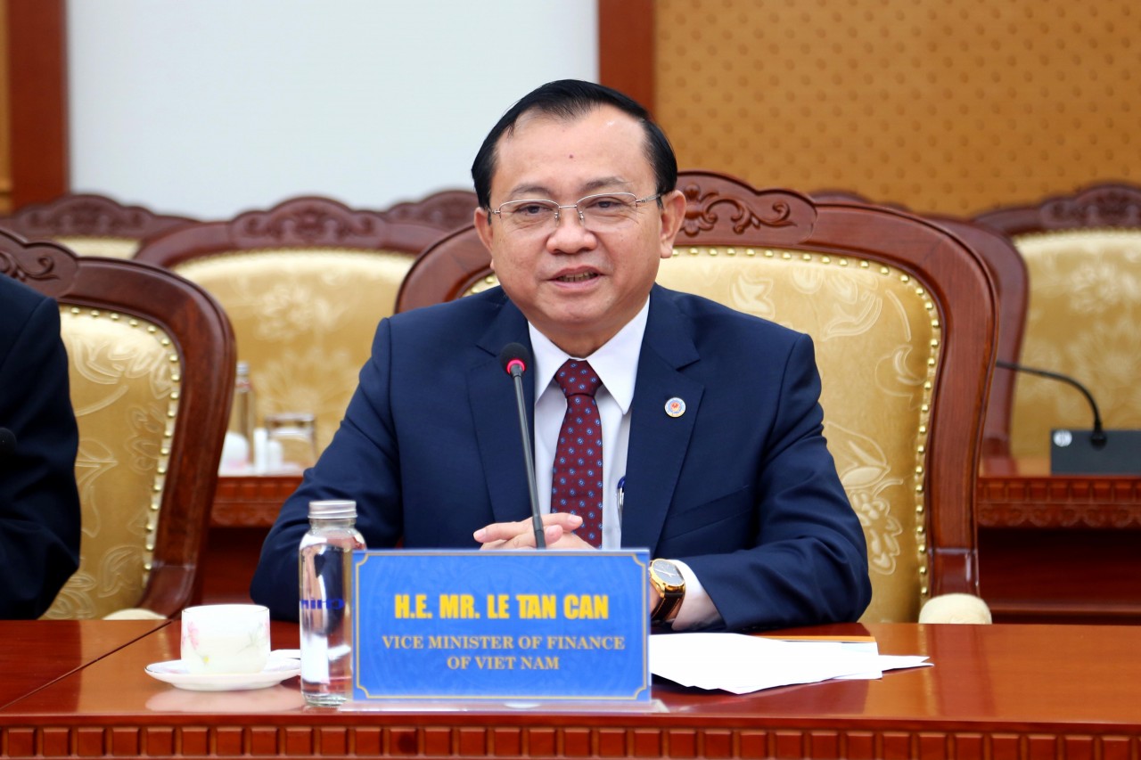 Thứ trưởng Bộ Tài chính Lê Tấn Cận tiếp Chủ tịch Tập đoàn FWD Frederick Ma