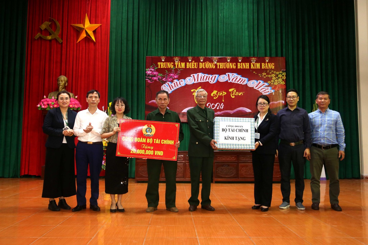 Công Đoàn Bộ Tài chính tặng quà tết cho Trung tâm Điều dưỡng thương binh Kim Bảng