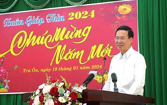 Chủ tịch nước Võ Văn Thưởng thăm, tặng quà người có công tại Vĩnh Long