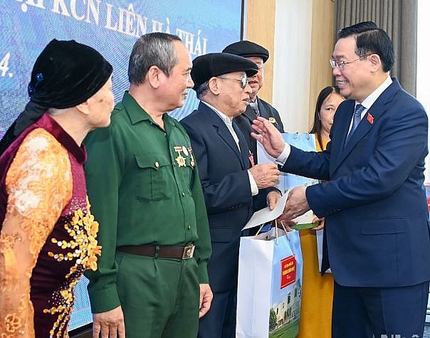 Chủ tịch Quốc hội thăm, tặng quà Tết gia đình chính sách, công nhân tại Thái Bình