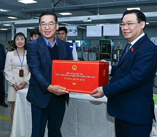 Chủ tịch Quốc hội thăm, tặng quà Tết gia đình chính sách, công nhân tại Thái Bình