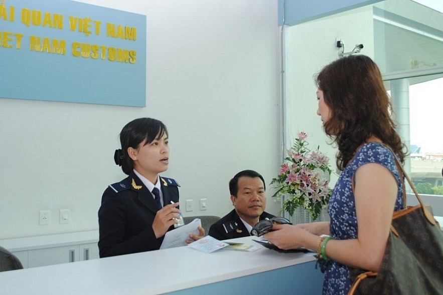 Công chức Cục Hải quan TP. Hồ Chí Minh giải quyết hoàn thuế giá trị gia tăng cho một du khách nước ngoài. Ảnh Thu Hòa