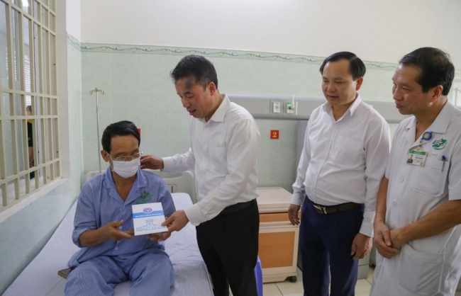 Tặng sổ bảo hiểm xã hội, thẻ bảo hiểm y tế cho người nghèo tại TP. Hồ Chí Minh và Vũng Tàu