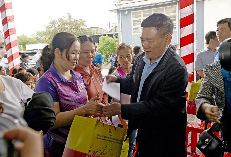 Bộ trưởng Hồ Đức Phớc thăm và tặng quà Tết tại tỉnh Bình Định