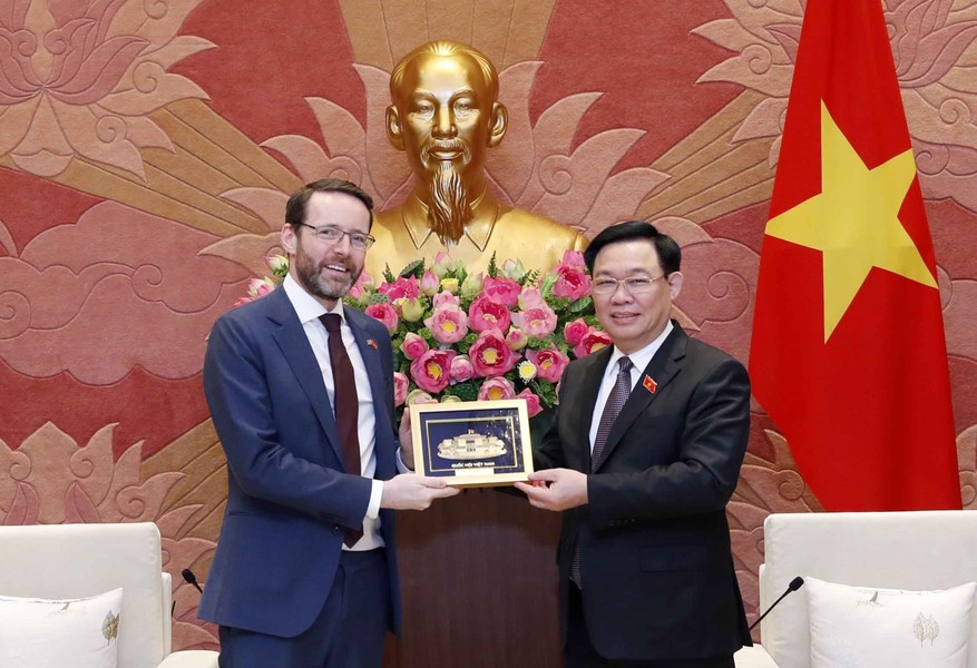 Chủ tịch Quốc hội Vương Đình Huệ tiếp Đại sứ Anh Ian Frew