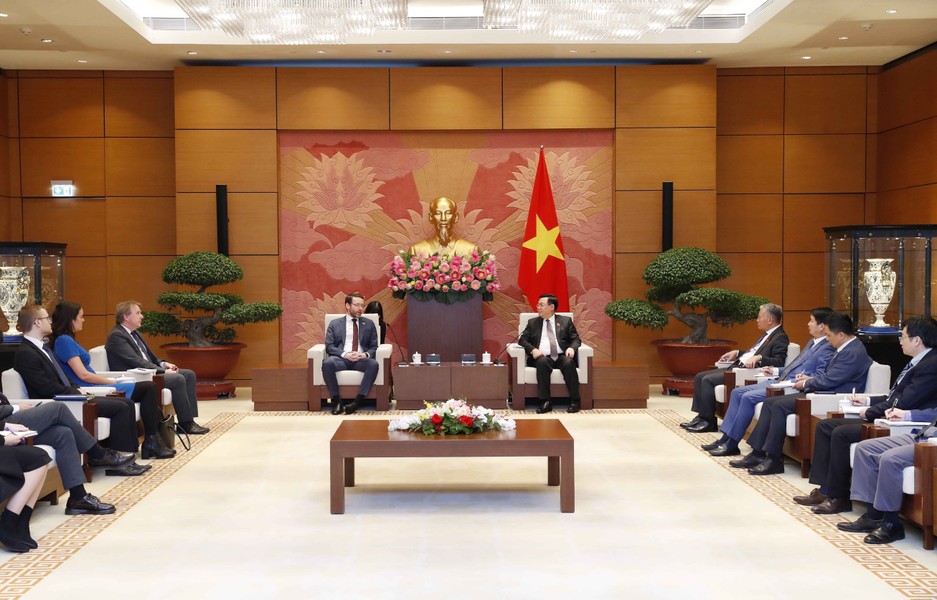 Chủ tịch Quốc hội Vương Đình Huệ tiếp Đại sứ Anh Ian Frew