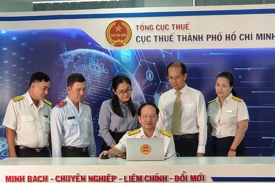 Phó Cục trưởng Cục Thuế TP. Hồ Chí Minh Nguyễn Tiến Dũng vận hành phần mềm lựa chọn hóa đơn may mắn. Ảnh: Đỗ Doãn