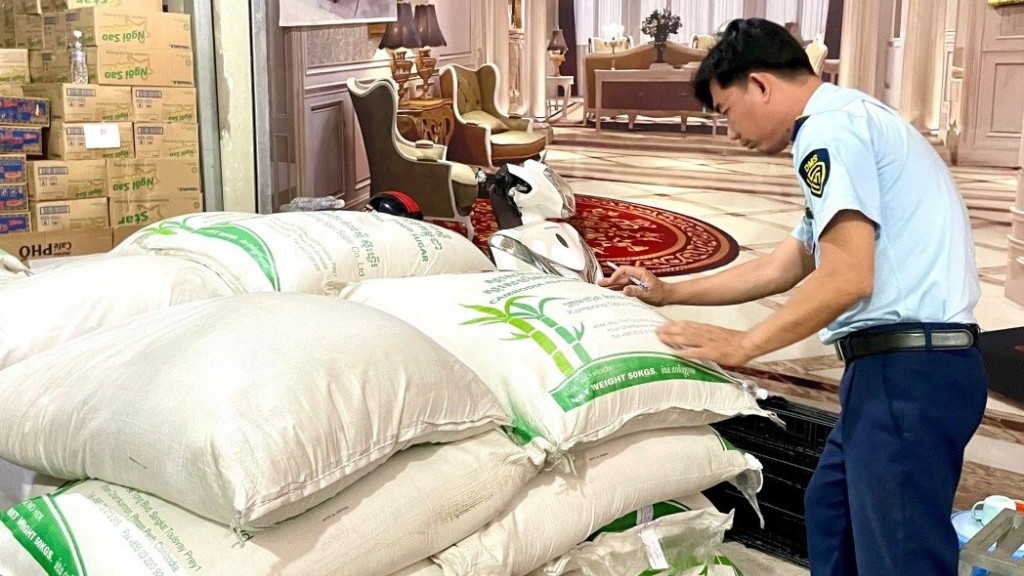 TP. Hồ Chí Minh: Tịch thu và tiêu hủy hơn 100 tấn đường cát nhập lậu