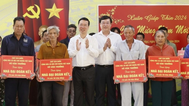 Chủ tịch nước Võ Văn Thưởng chúc Tết nhân dân, cán bộ, chiến sỹ tại Đồng Tháp