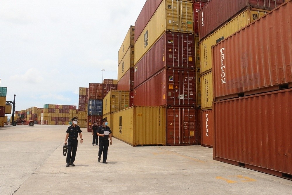 Công chức Hải quan Bà Rịa - Vũng Tàu giám sát hàng hóa XNK tại khu vực cảng Cái Mép. Ảnh: Nguyễn Hiền.