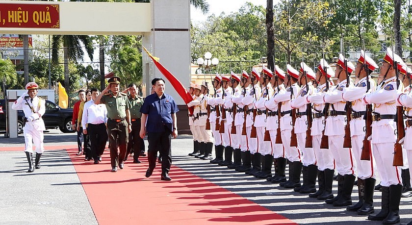 Chủ tịch Quốc hội chúc Tết hộ chính sách, công nhân, lực lượng vũ trang Bạc Liêu