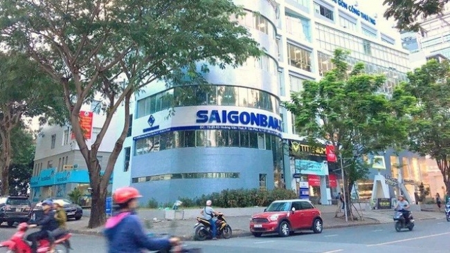 Lợi nhuận ngân hàng phân hóa mạnh, giá vàng tăng vào cuối tuần