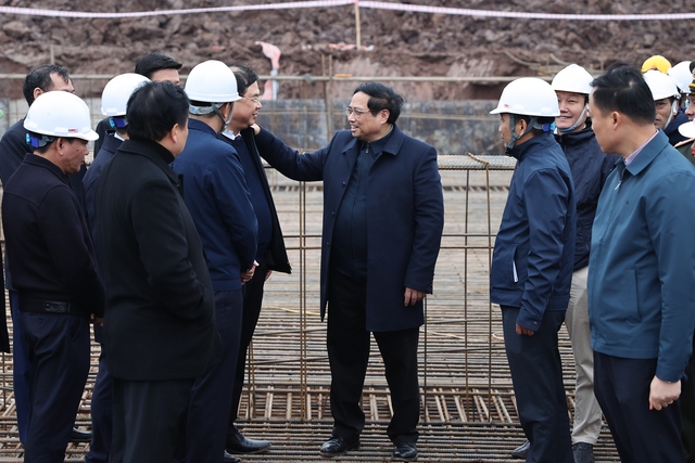 Thủ tướng: 'Vượt nắng thắng mưa', 'xuyên lễ xuyên Tết' để hoàn thành đường dây 500 kV mạch 3 vào tháng 6/2024- Ảnh 6.