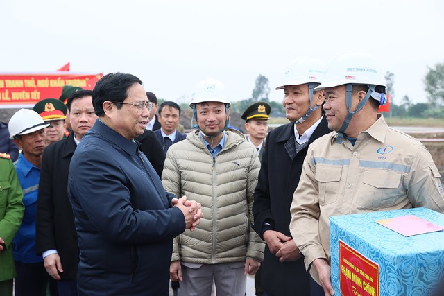 Thủ tướng: 'Vượt nắng thắng mưa', 'xuyên lễ xuyên Tết' để hoàn thành đường dây 500 kV mạch 3 vào tháng 6/2024- Ảnh 3.