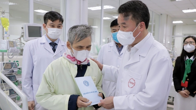 Lãnh đạo Bảo hiểm xã hội Việt Nam tặng quà các bệnh nhân khó khăn trên địa bàn TP. Hà Nội