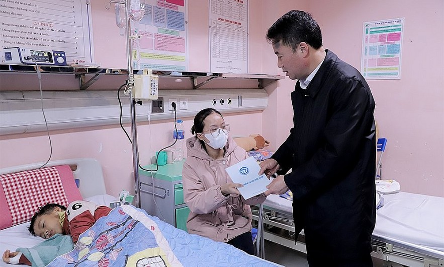 Lãnh đạo Bảo hiểm xã hội Việt Nam tặng quà các bệnh nhân khó khăn trên địa bàn TP. Hà Nội