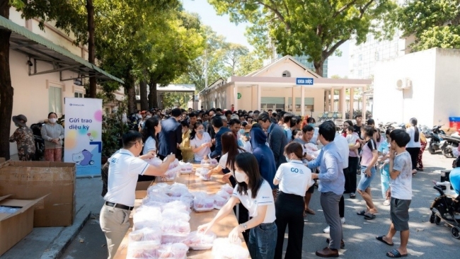 Shinhan Life Việt Nam trao tặng 1.300 suất cơm trưa cho Bệnh viện Nhi đồng 2