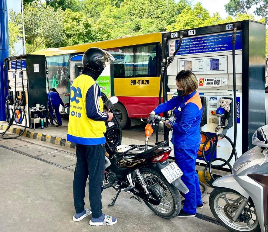Giá xăng dầu đồng loạt giảm mạnh kể từ 15h ngày 29 Tết