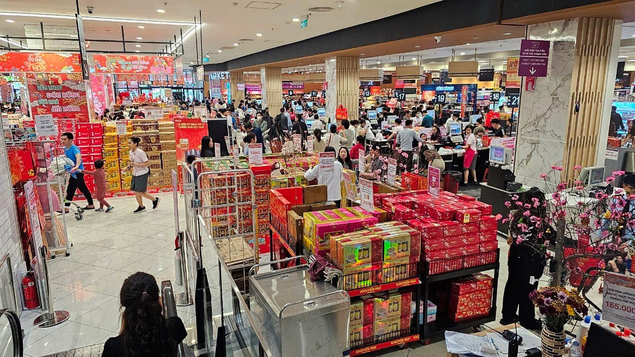 Các siêu thị kéo dài thời gian bán hàng phục vụ mua sắm Tết