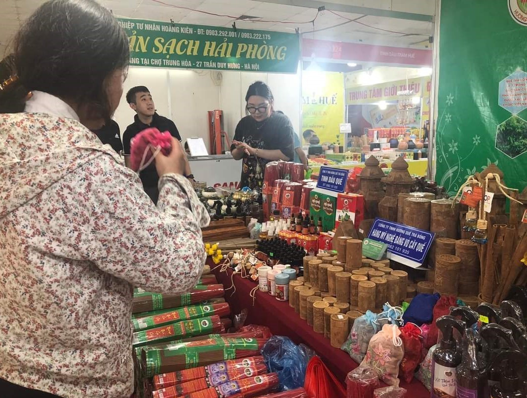 Nhộn nhịp đặc sản vùng miền phục vụ người dân Thủ đô ngày tết Nhộn nhịp đặc sản vùng miền phục vụ người dân Thủ đô ngày tết