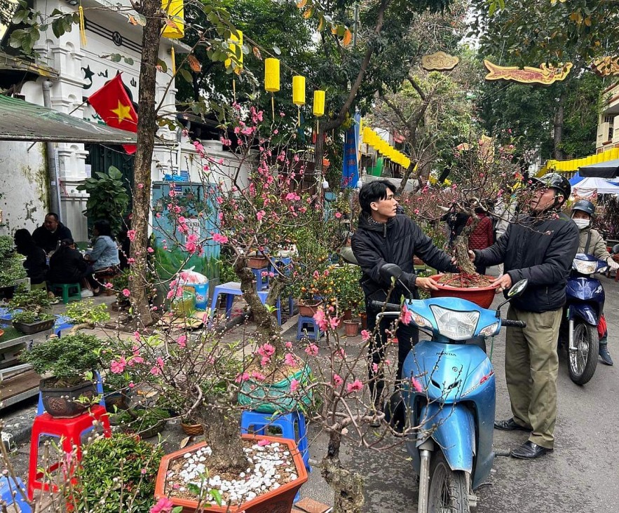 Nhộn nhịp Chợ hoa phố cổ Hà Nội đón Tết Giáp Thìn 2024