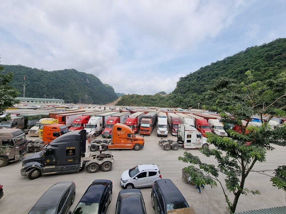 Lượng hàng hóa qua các cửa khẩu tại Lạng Sơn tăng cao vào những ngày giáp Tết.