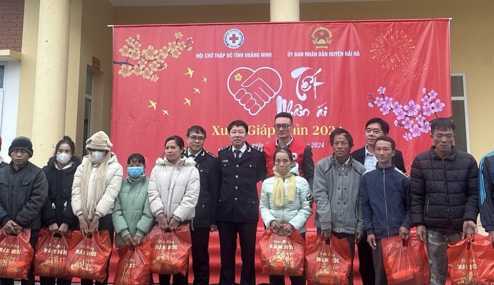 Đại diện Công đoàn Chi cục Hải quan Bắc Phong Sinh tặng quà cho các hộ nghèo.