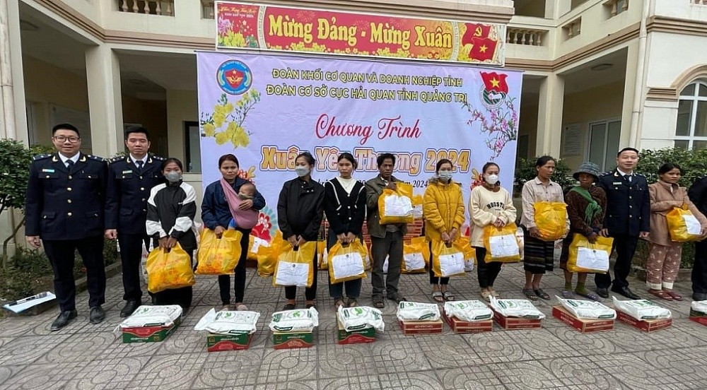 Các đoàn viên, thanh niên Hải quan Quảng Trị tham gia Chương trình Xuân yêu thương.