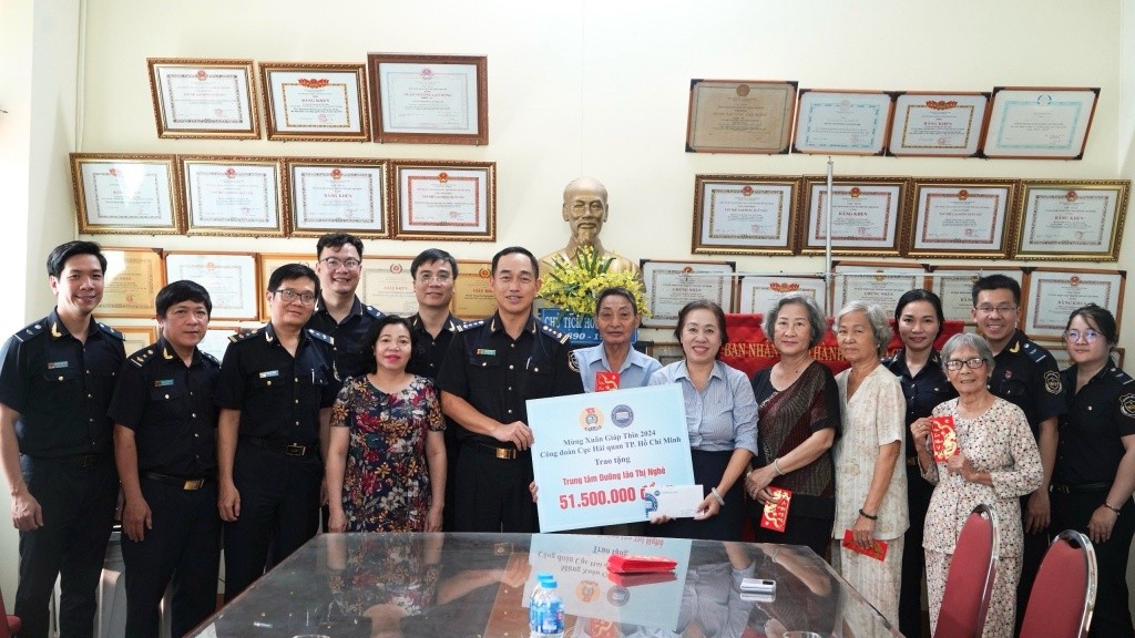 Chủ tịch công đoàn Cục Hải quan TPHCM Vũ Việt Châu trao quà Tết cho Trung tâm Dưỡng lão Thị Nghè . 