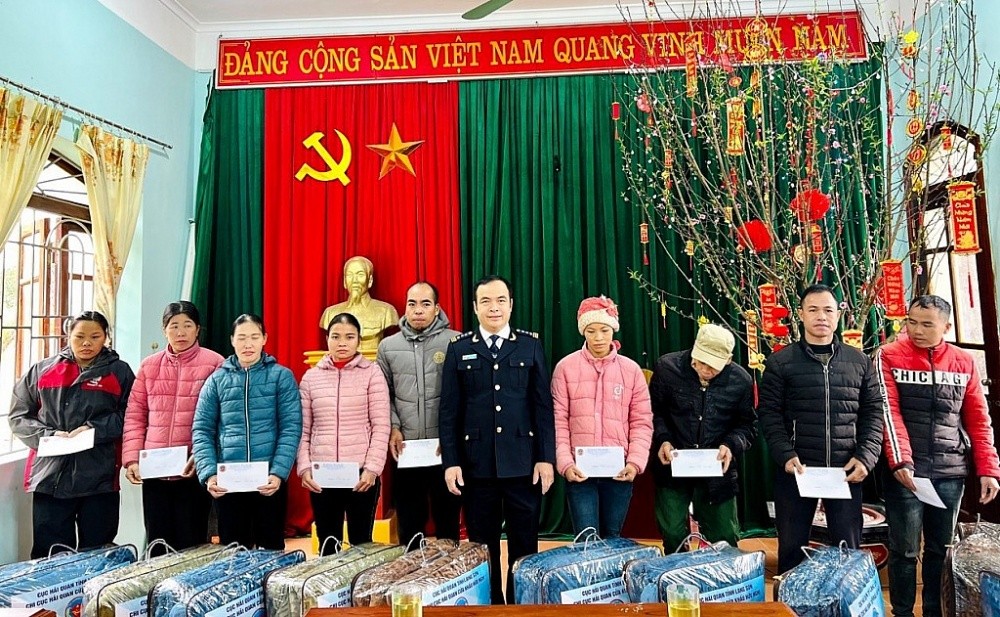 Cục trưởng Cục Hải quan Lạng Sơn Nguyễn Hồng Linh trao tặng quà cho các gia đình chính sách, hộ nghèo. Ảnh: Mai Loan