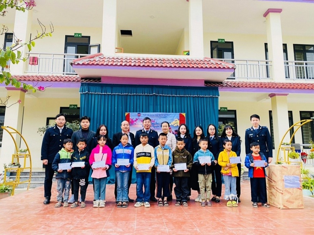 Công đoàn cơ sở Cục Hải quan Nghệ An trao những phần quà ý nghĩa cho các em học sinh tại xã Nậm Cắn.