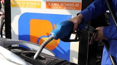 Petrol prices drop by up to 900 VND per litre