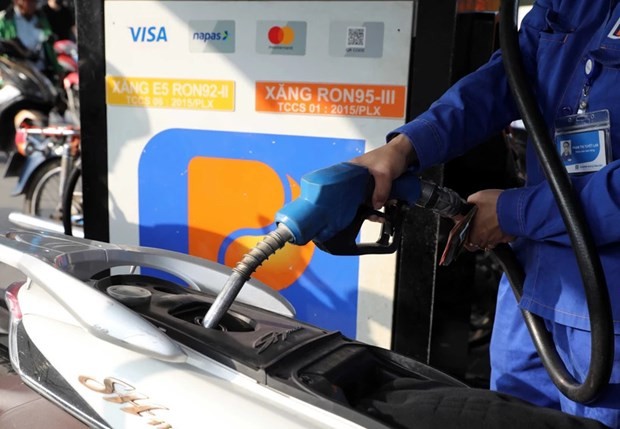 Petrol prices drop by up to 900 VND per litre