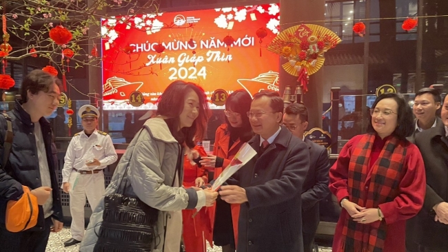 Gần 300 du khách quốc tế "xông đất" Quảng Ninh