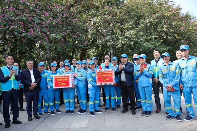 Thủ tướng thăm, tặng quà người lao động làm việc xuyên Tết- Ảnh 2.