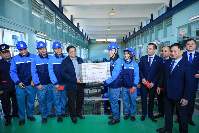 Thủ tướng thăm, tặng quà người lao động làm việc xuyên Tết- Ảnh 5.