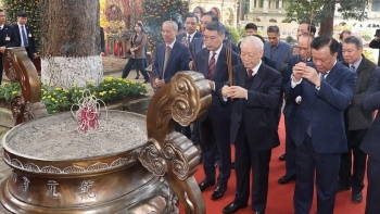 Tổng Bí thư Nguyễn Phú Trọng dâng hương tại Hoàng Thành Thăng Long