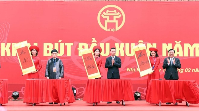 Chủ tịch nước khai bút đầu xuân tại Khu Lưu niệm Anh hùng dân tộc Nguyễn Trãi